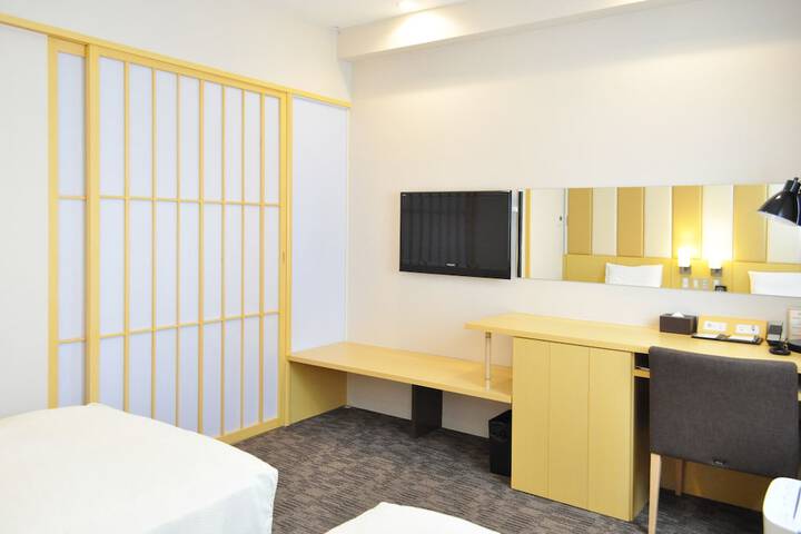 Room 10 of 37