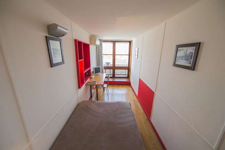Room 16 of 98