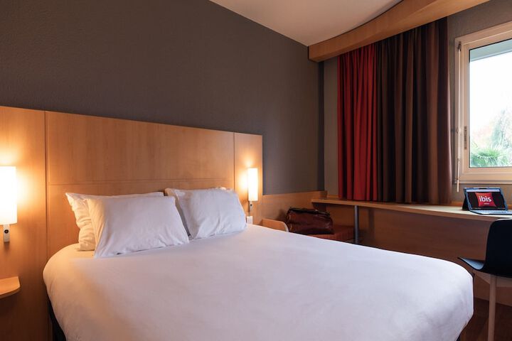 Room 2 of 33