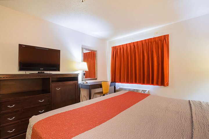 1 King Bed (6 of 13)
