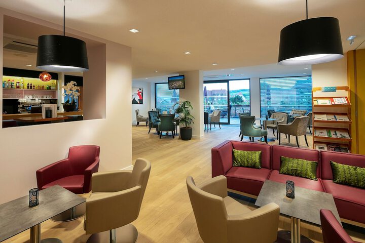 Lounge 126 of 139