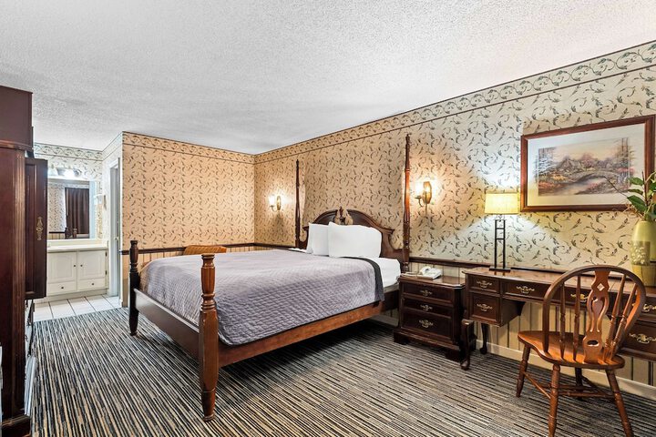 1 King Bed - Free WiFi, Microwave, Refrigerator, Hairdryer Cable TV HBO Free Local (9 of 11)