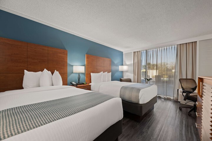 Double Accessible Queen Size Bed (4 of 18)