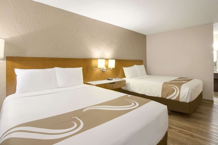 1 Queen Bed (9 of 10)