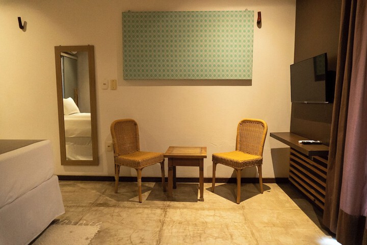 Lounge 71 of 98