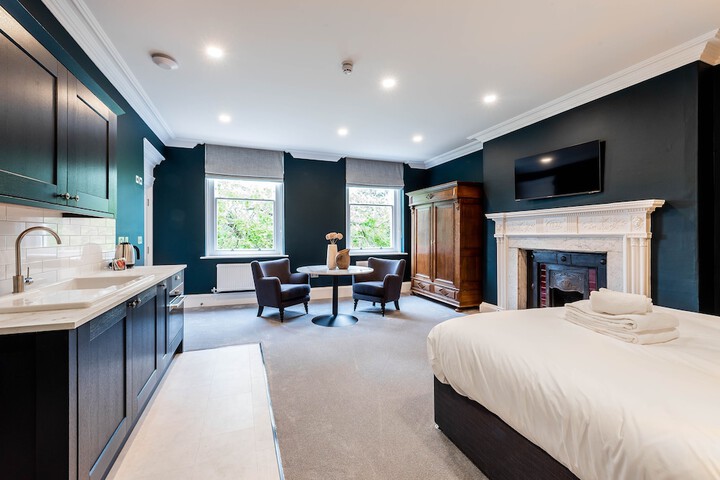 Room 102 of 190