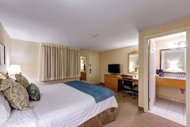 2 Double Beds (1 of 14)