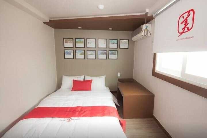 Room 25 of 42