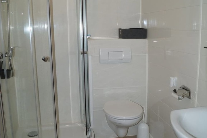 Room 16 of 28