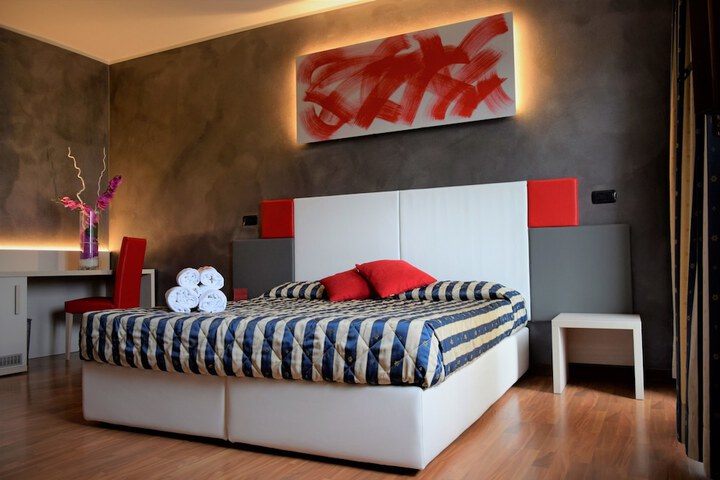 Room 6 of 32