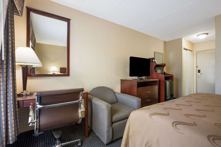 1 King Bed (3 of 5)