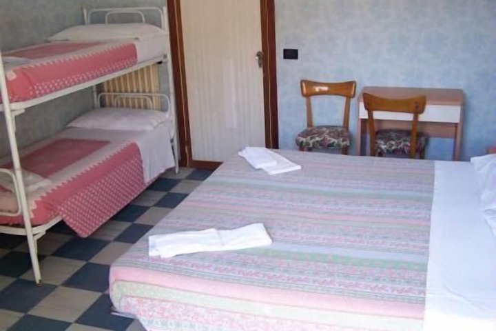 Room 4 of 28