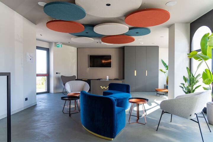 Lobby lounge