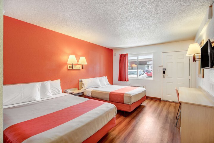 1 Queen Bed (7 of 11)