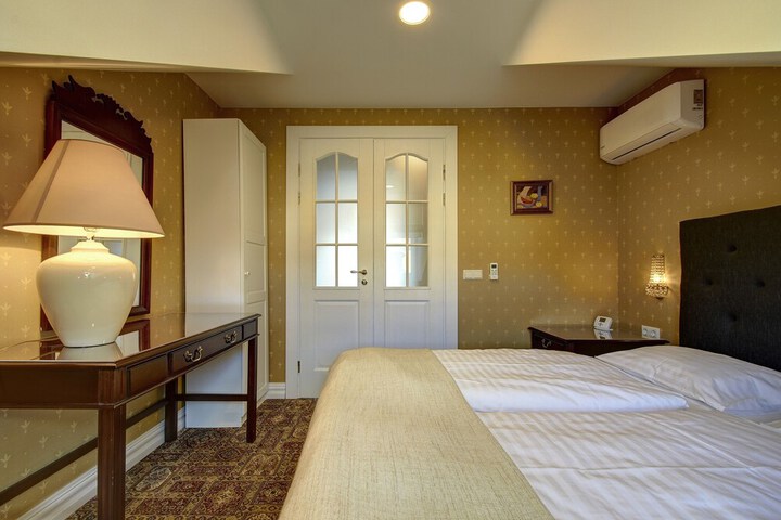 Room 10 of 30