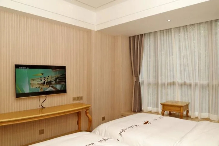 Room 4 of 12