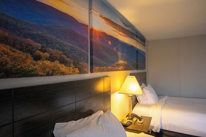 Room 6 of 12