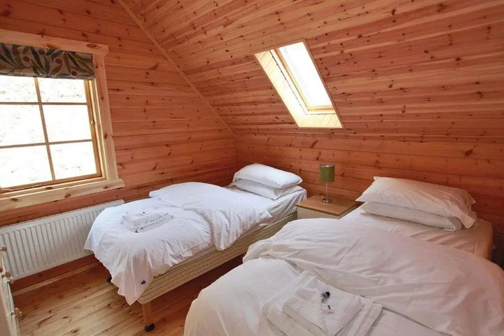 Room 4 of 12