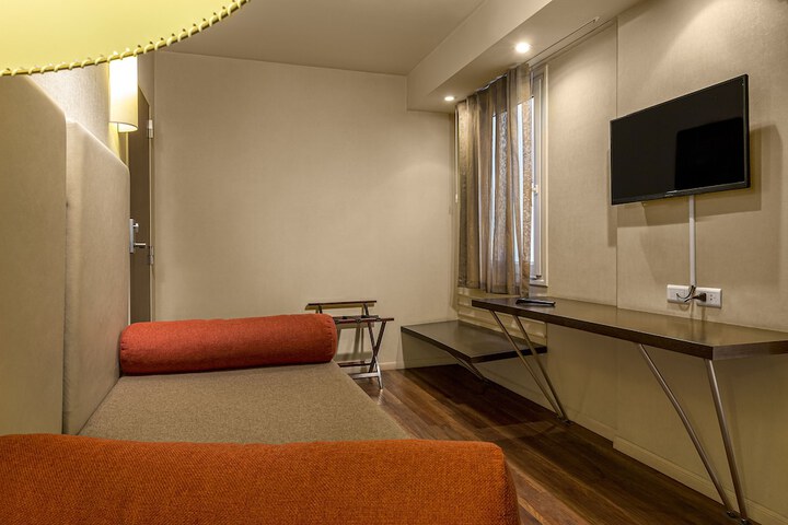Room 28 of 49
