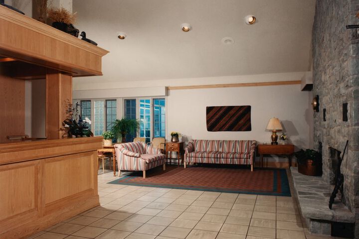 Ballroom/Hall 10 of 13