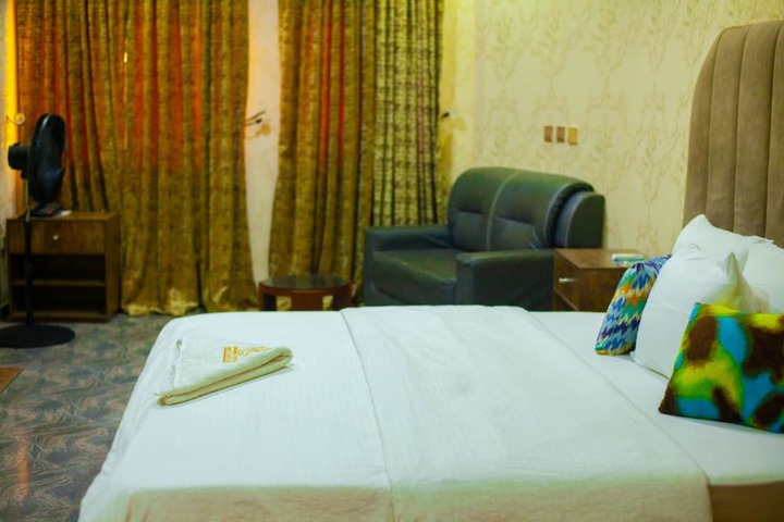 Room 12 of 27
