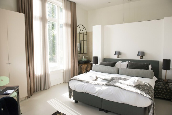 Room 3 of 20