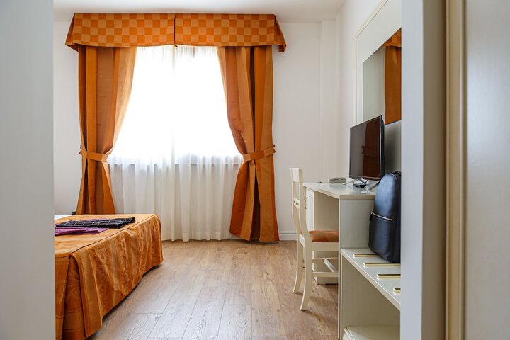 Room 11 of 40