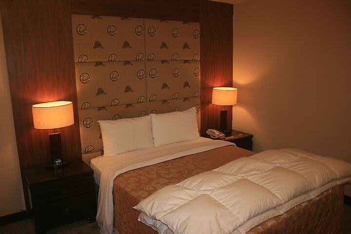 Room 4 of 10