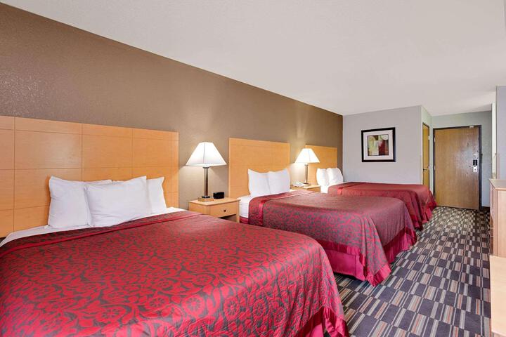 1 Queen Bed Accessible (5 of 18)