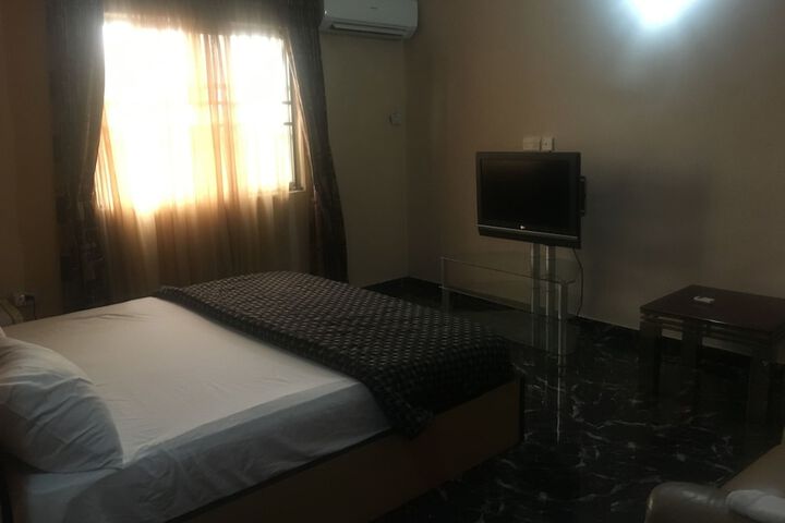 Room 5 of 16
