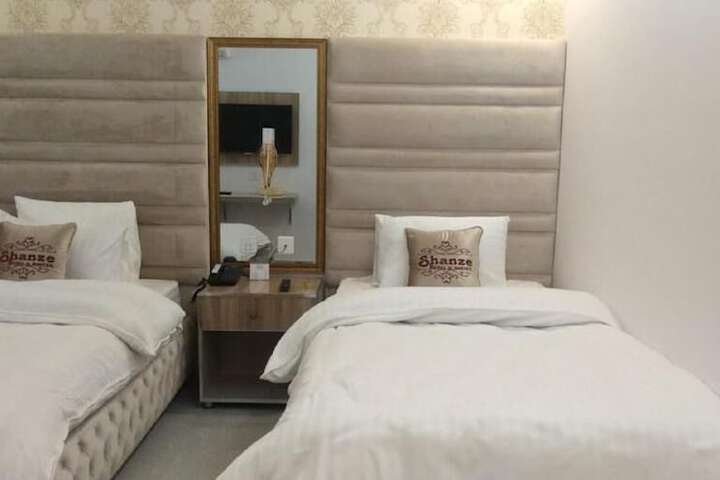 Room 10 of 27