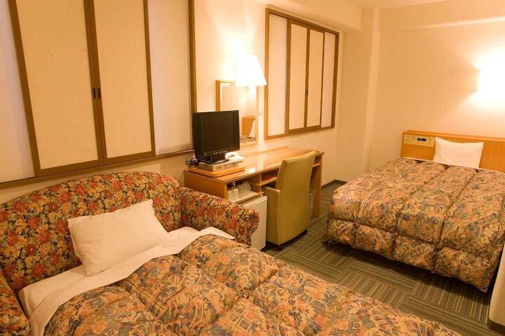 Room 9 of 33