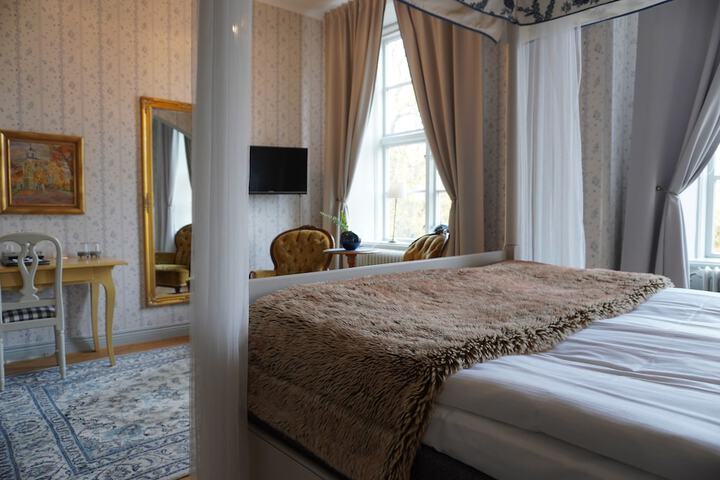 Room 9 of 36