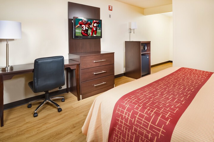 Deluxe King Bed Accessible (4 of 10)