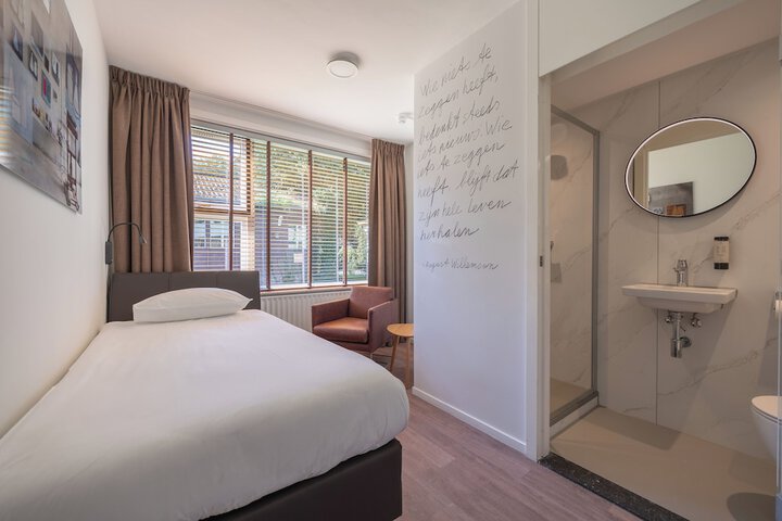 Room 13 of 40