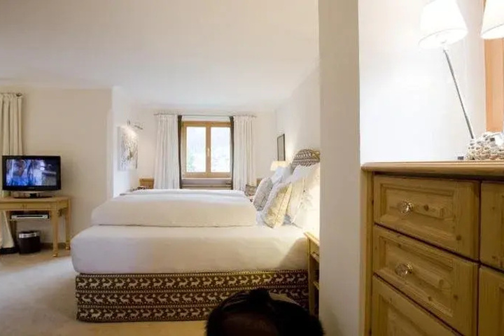 Room 3 of 27