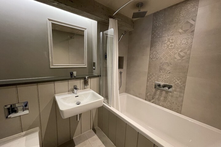Room 105 of 147