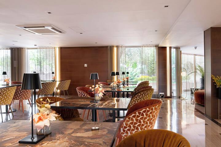 Lounge 28 of 53