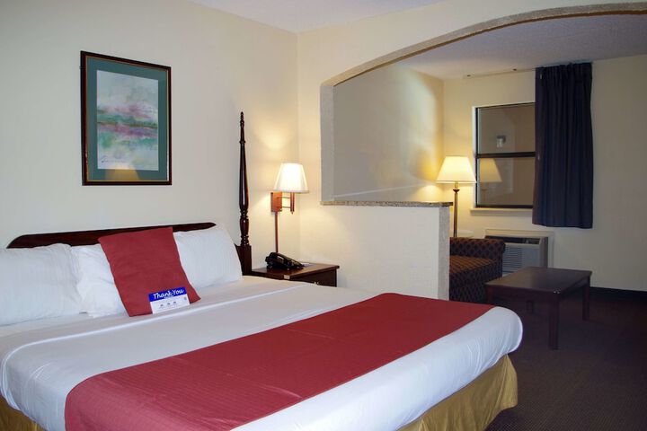 1 King Bed (4 of 7)