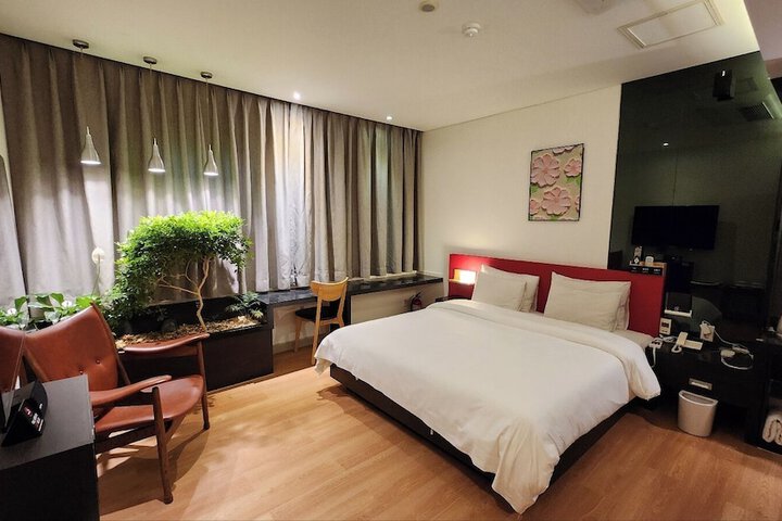 Room 32 of 97