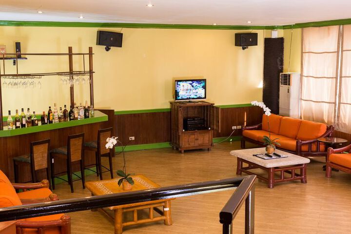 Lounge 135 of 169