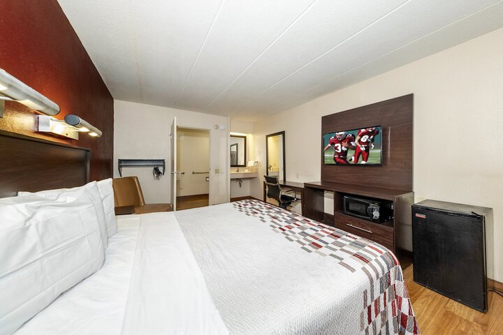 Deluxe King Bed (3 of 8)