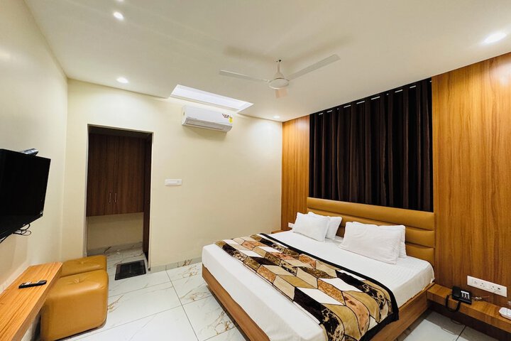 Room 10 of 38