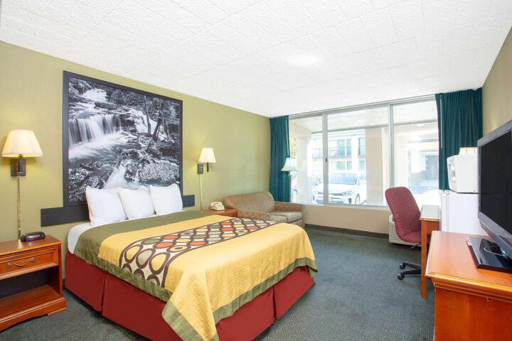 1 Queen Bed (4 of 15)