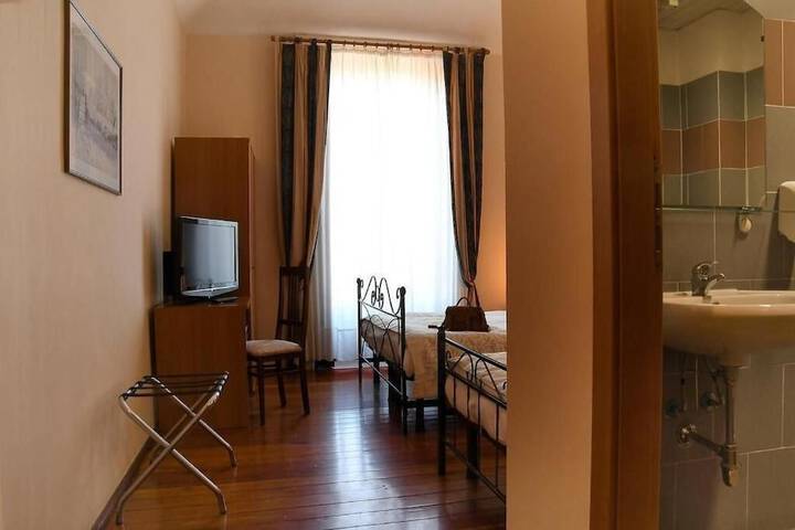 Room 9 of 38