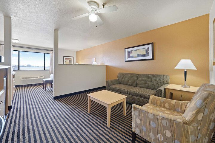 2 Queen Beds High Speed Internet Accessible Microwave and Refrigerator Safe Full Breakf (31 of 34)