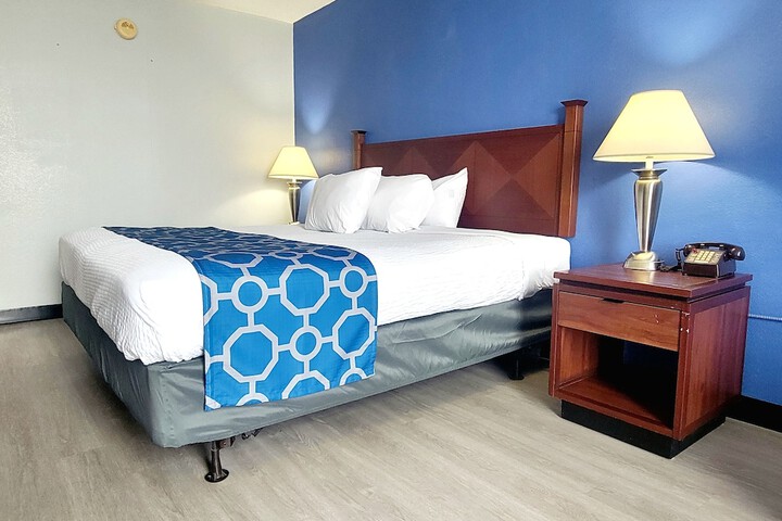 1 King Bed (12 of 14)