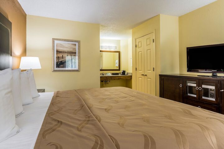 1 King Bed (4 of 11)