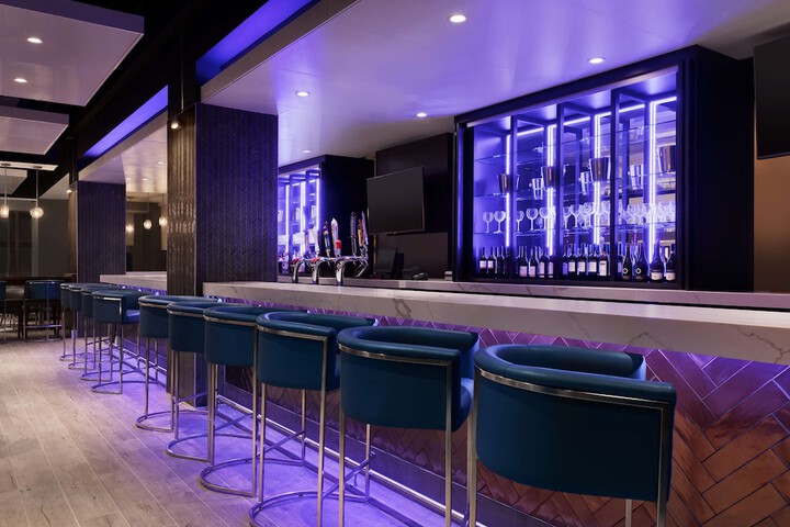 Lounge 43 of 57