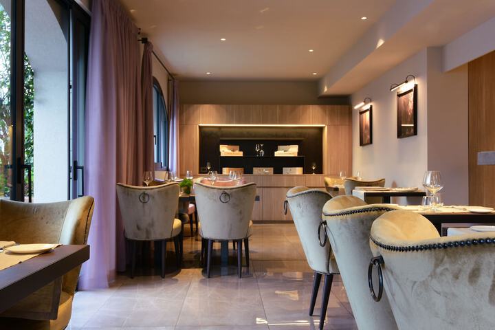 Lounge 147 of 156